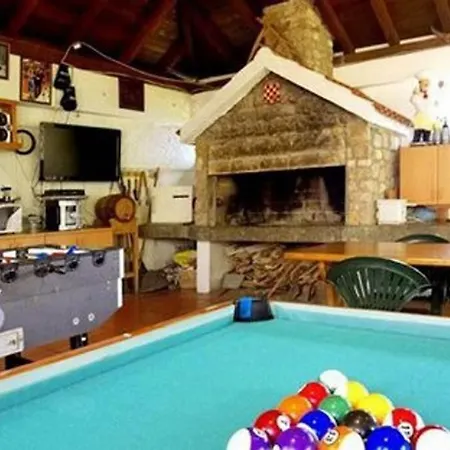 Appartement In Preko With Terrace, Air Conditioning, Wifi, Washing Machine Preko